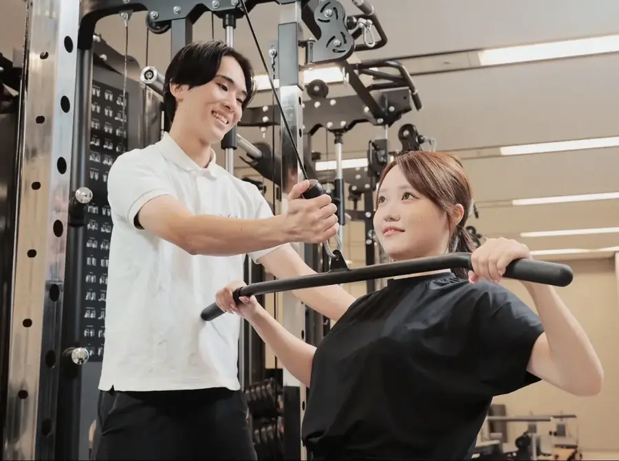 マシンを使ったパーソナルトレーニングの様子（O2GYM）